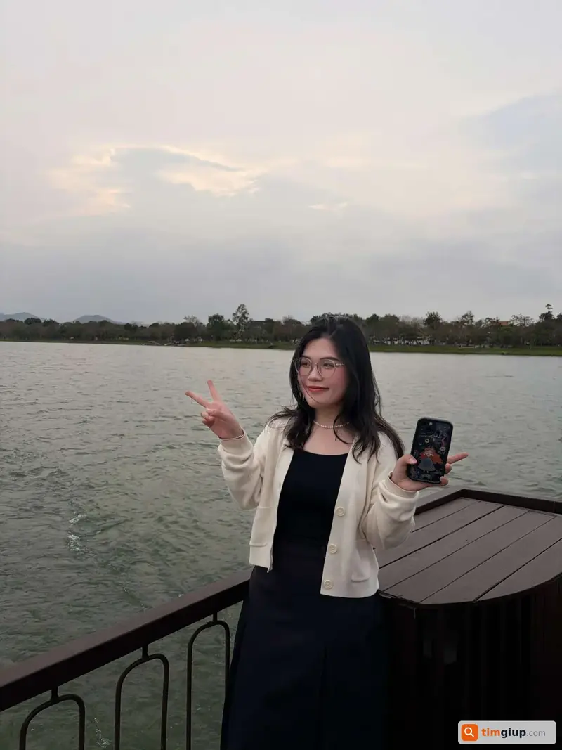 Tìm chuộc điện thoại iPhone 13 màu trắng tại Huế