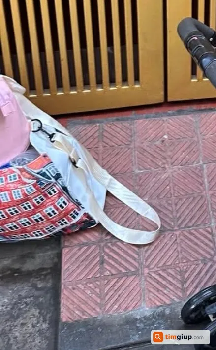 Tìm túi đồ vải màu trắng bỏ quên tại phố Pháo Đài Láng, Hà Nội