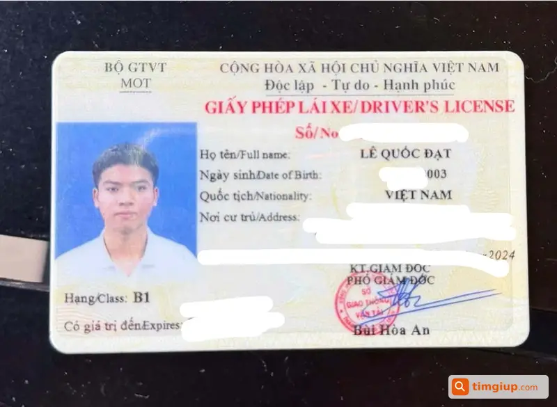Ví Đen Kèm Giấy Tờ Xe Và 2 Bằng Lái Rơi Tại Tân Bình
