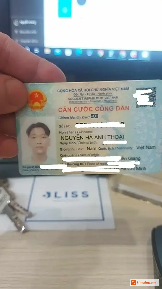 CCCD Nguyễn Hà Anh Thoại Và Giấy Tờ Rơi Trên Xa Lộ Hà Nội